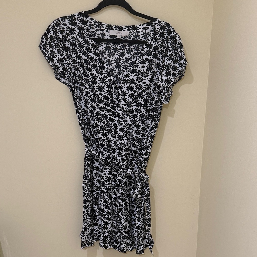 LOFT Women’s Monochrome Floral Romper women’s boho Romper Size 4 - Picture 4 of 9